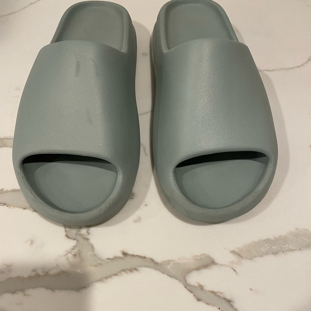 Yeezy slides 
Slate marine mens size 12